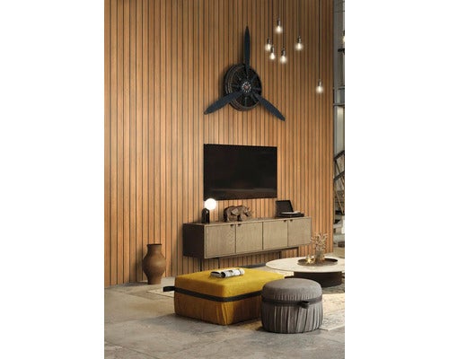 Wohnzimmer mit Wandpaneelen in Holzoptik, Fernseher und Möbeln in modernem Design.