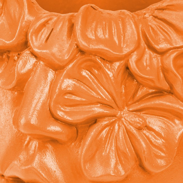 Nahaufnahme einer Blumenverzierung auf einem Blumentopf