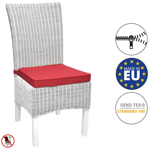 Zwei graue Polyrattan-Armlehnenstühle mit roten Sitzkissen an einem passenden Couchtisch mit Glasplatte. Helle, organisierte Terrassenszene.
