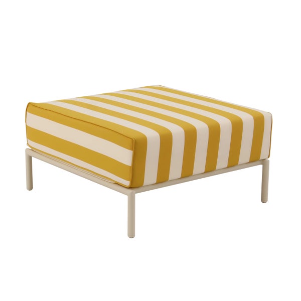 Outdoor-Hocker mit gelb-weiß gestreiftem Polster und Metallgestell.