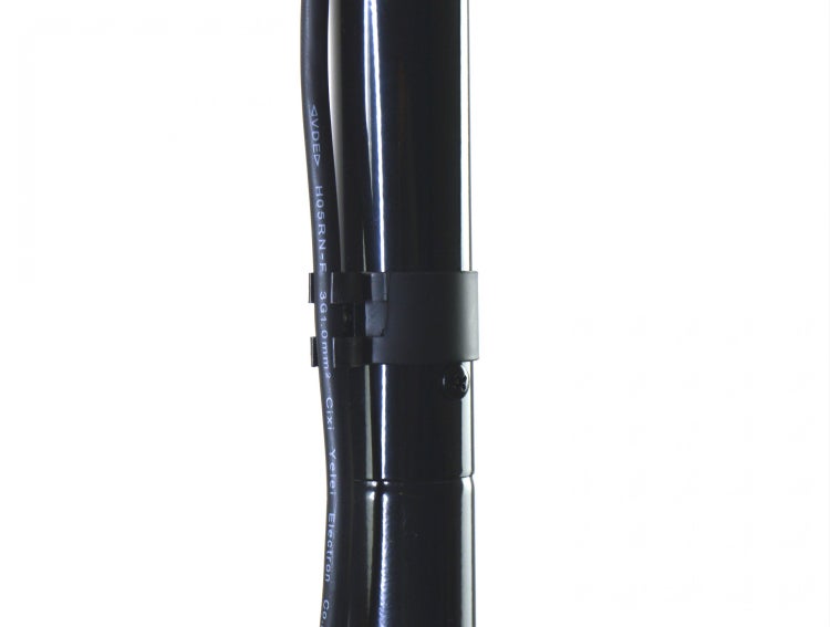 Befestigte elektrische Kabel mit Kabelbinder