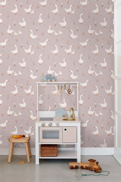 Kinderzimmer mit Tapete mit Gänsemotiv und Spielküche