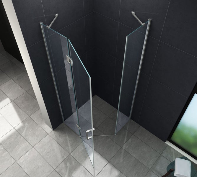 Eckdusche mit klaren Glaswänden und silberfarbenen Beschlägen in einem Badezimmer mit grauen Fliesen.