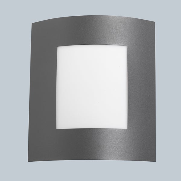 Moderne Außenwandleuchte mit gewölbtem anthrazitfarbenem Metallrahmen und quadratischem weißem Lichtauslass.