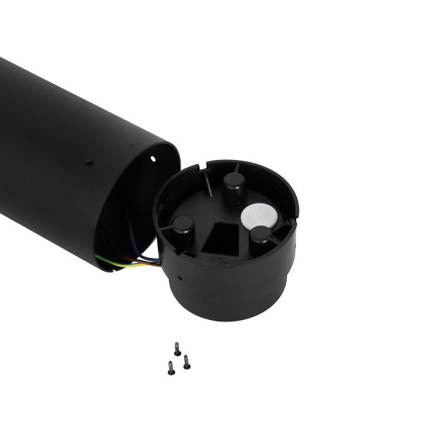 Geöffneter Sockel einer schwarzen zylindrischen Außenleuchte mit Innenverkabelung, Montageplatte und drei kleinen Schrauben.