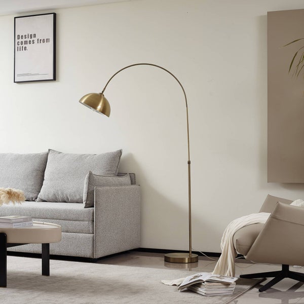 Wohnzimmer mit Bogenlampe, Sofa und Sessel