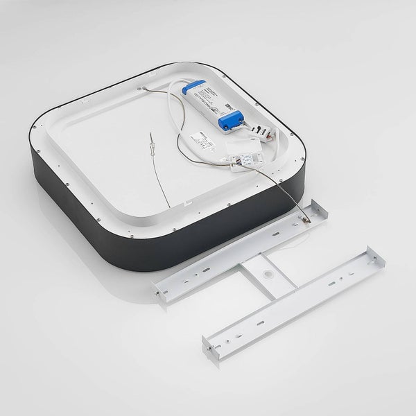 Rückansicht einer quadratischen LED-Deckenleuchte mit LED-Treiber, Verkabelung und Montagehalterung aus Metall.