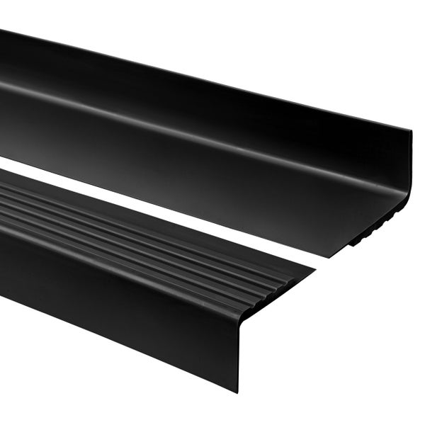 Schwarzes Treppenkantenprofil aus Kunststoff mit gerippter Oberfläche.