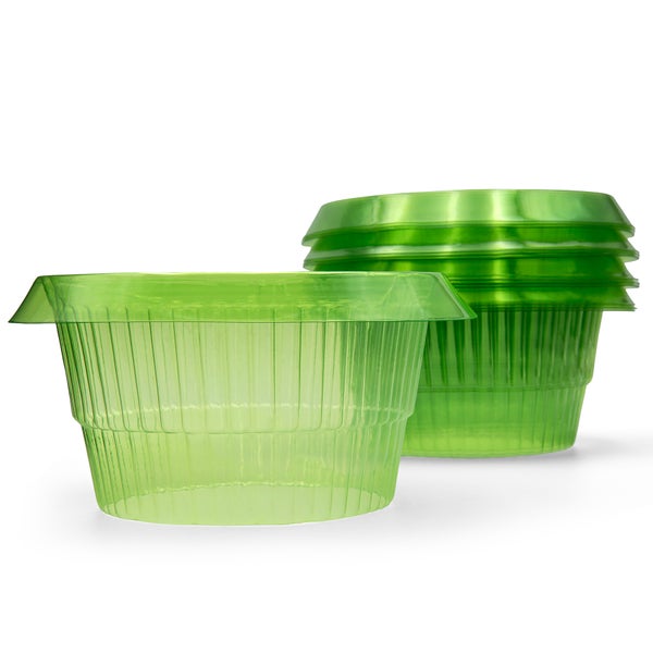 Mehrere grüne, durchsichtige Pflanztöpfe aus Kunststoff