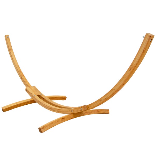 Gebogenes Hängemattengestell aus Holz mit stabilen Standfüßen und Metallhaken zur Befestigung.