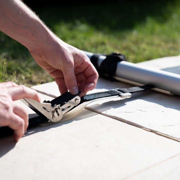 Bedienung eines Spanngurts im Nahbereich