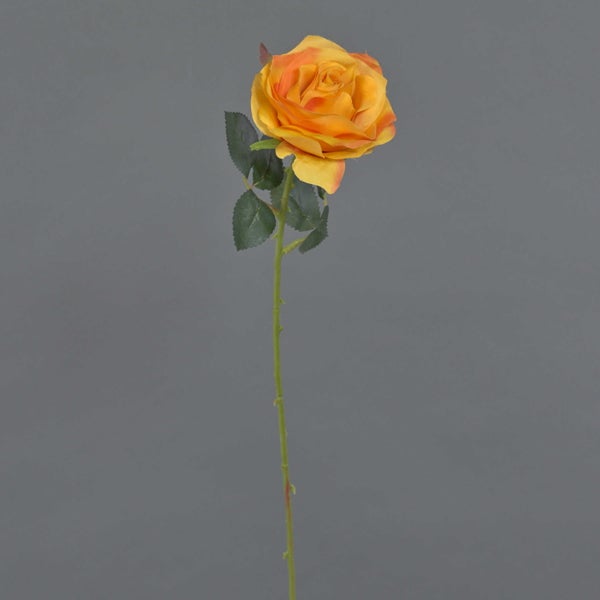 Künstliche Rose in Gelb und Orange mit grünem Stiel und Blättern.