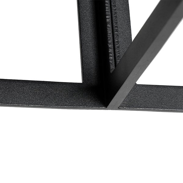 Detailaufnahme eines schwarzen Metallrahmens.