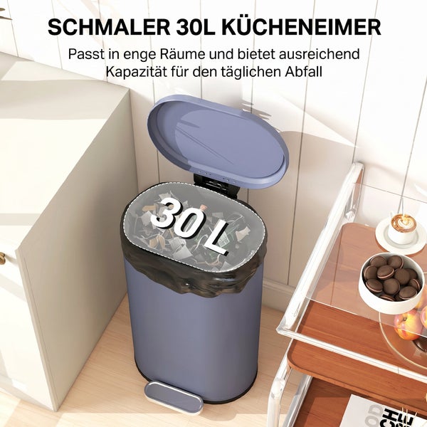 Schmaler blauer Tretmülleimer für die Küche mit 30 Litern Fassungsvermögen, offenem Deckel und Tretpedal in einer hellen Küche.