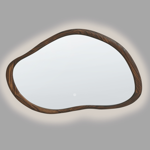 Wandspiegel mit organisch geformtem Holzrahmen, LED-Hintergrundbeleuchtung und Touch-Sensor.