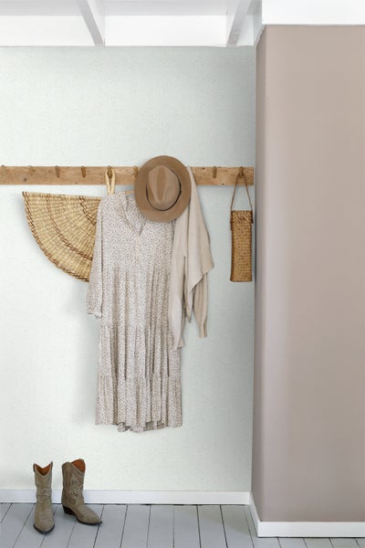 Szene eines hellen Flurs mit Garderobe und geometrischer Tapete