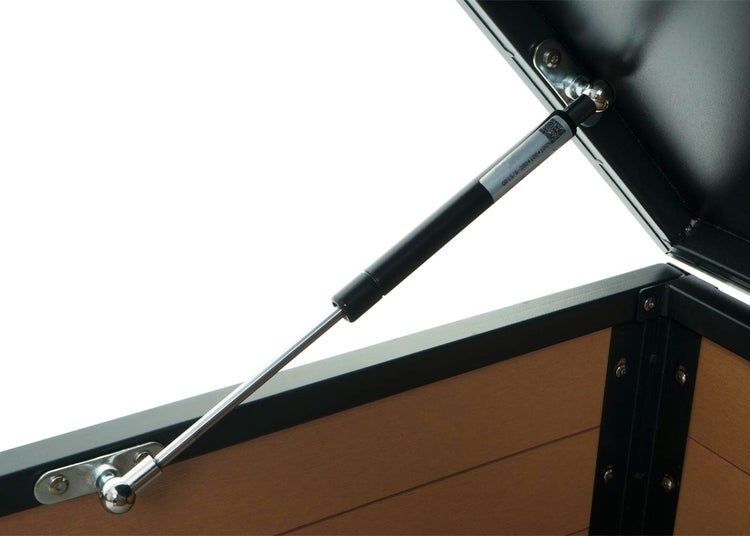 Detailansicht einer Truhe mit Dämpfer zur Deckelunterstützung