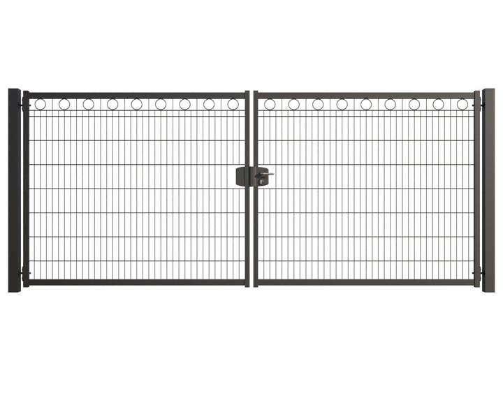 Doppelflügeltor aus Metall mit Maschendrahtfüllung