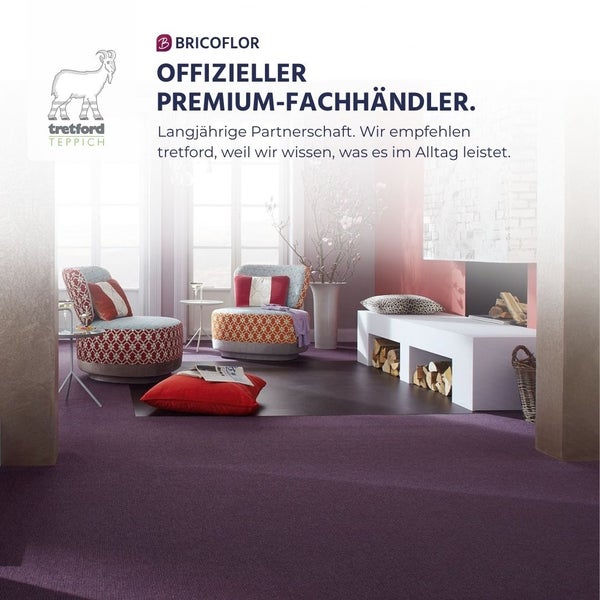Tretford Teppich Logo, Bricoflor Logo. Modernes Wohnzimmer mit violettem Teppichboden, gemusterten Sesseln und einem Kamin.