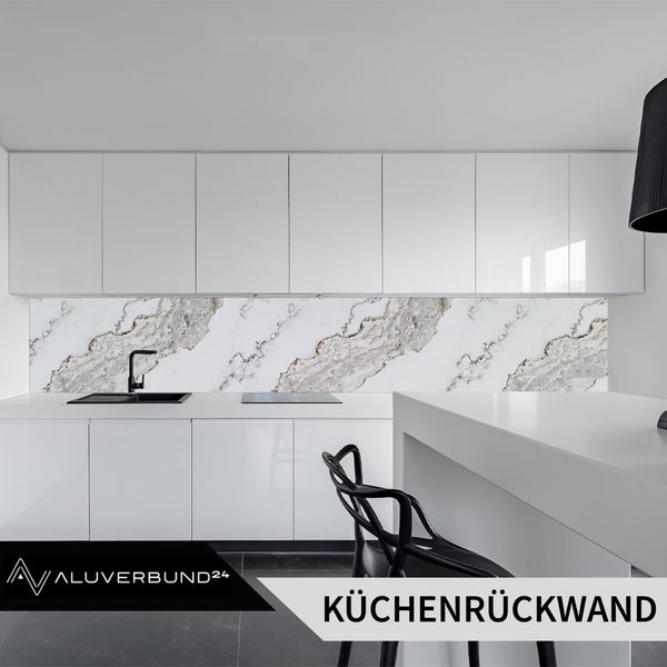 Moderne Küche mit weißer Küchenrückwand in Marmoroptik