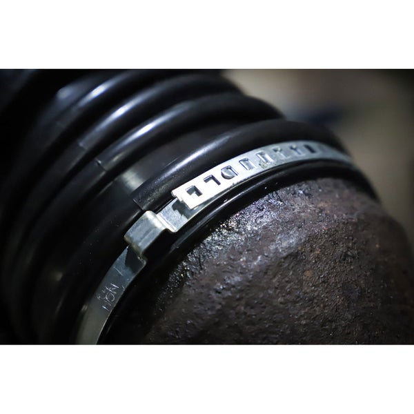 Schlauchschelle an einem Schlauch befestigt