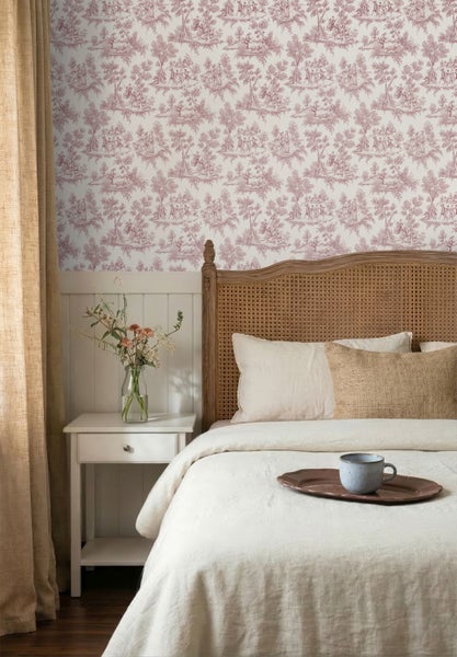 Vliestapete mit Toile-de-Jouy-Muster in einem hellen Schlafzimmer über einer weißen Wandverkleidung neben einem Holzbett.