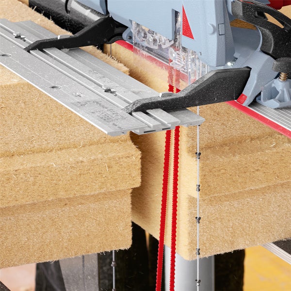Dämmstoffsäge beim Zuschneiden von Dämmplatten aus Holzfasern mit Führungsschiene