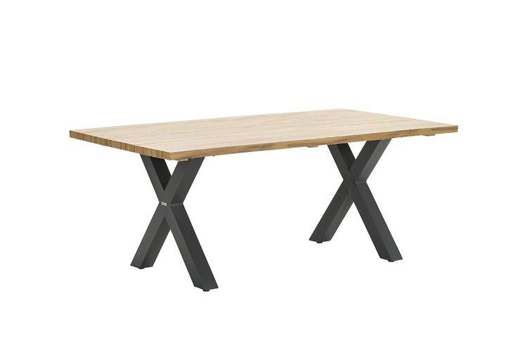 Esstisch mit Tischplatte aus Holz und dunkelgrauen X-förmigen Metallbeinen.