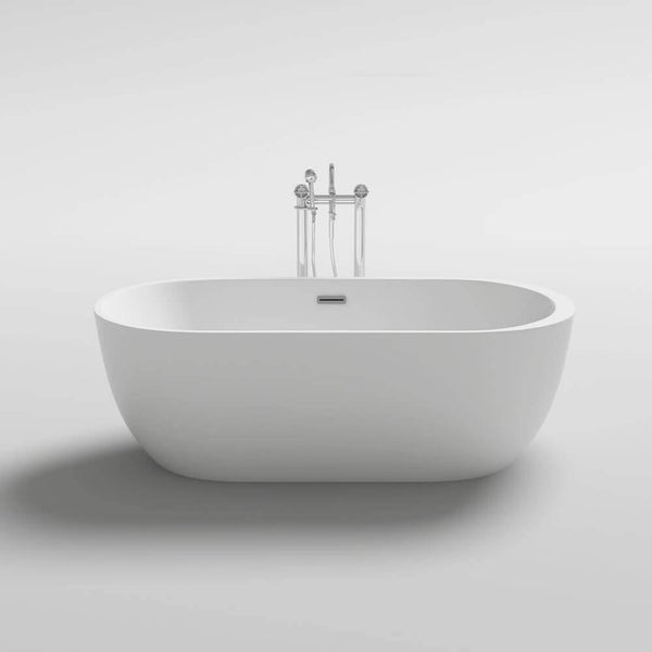 Freistehende ovale Badewanne aus Mineralguss mit verchromter Standarmatur und Handbrause.