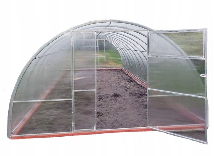 Tunnelgewächshaus mit geöffneter Tür