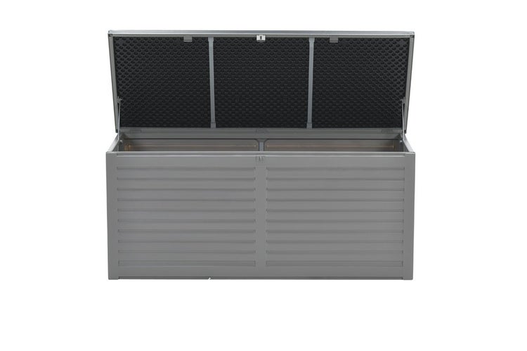 Garten-Auflagenbox aus Metall mit geöffnetem Deckel und horizontalen Lamellen an der Frontseite.