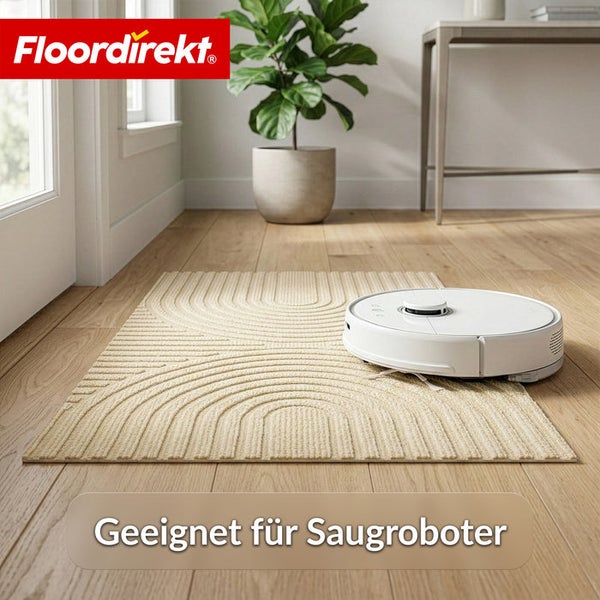 Floordirekt Logo. Strukturierter Teppich mit geometrischem Muster auf Holzboden, geeignet für Saugroboter in einem hellen, aufgeräumten Zimmer.