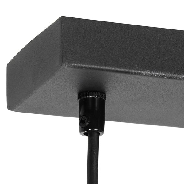 Detailaufnahme eines rechteckigen schwarzen Deckenbaldachins aus Metall mit Kabelzugentlastung für eine Pendelleuchte.