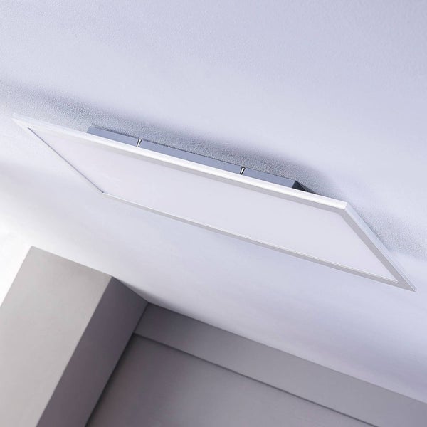 Flaches rechteckiges LED-Panel mit silbernem Rahmen an der Decke montiert.