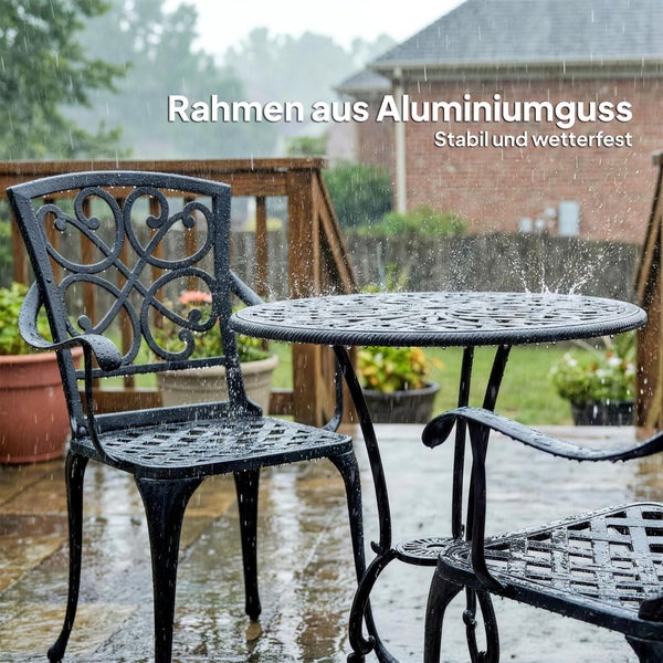 Ein heller Außenbereich mit geflochtenen Gartenmöbeln, wobei eine Person die runde Tischplatte aus gehärtetem Glas eines Beistelltisches abwischt.