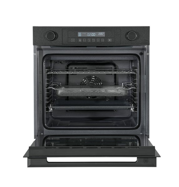 Einbau Backofen mit Heißluftfunktion und offenem Türdesign, inklusive Backblech und Frittierkorb, mit digitalem Bedienfeld und Drehreglern.
