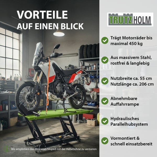 Motorrad auf einer hydraulischen Motorradhebebühne in einer Werkstatt