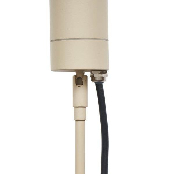 Nahaufnahme eines sandfarbenen zylindrischen Außenstrahlers mit Montagehalterung und Kabelanschluss.