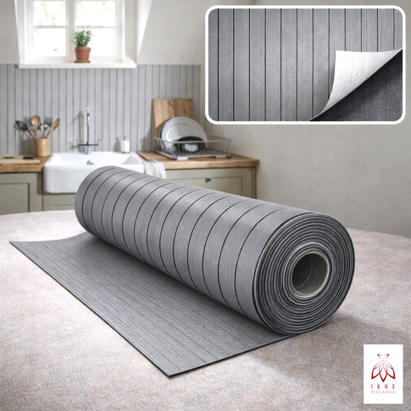 Graue Bodenmatte mit Streifenmuster, aufgerollt in einer Küche