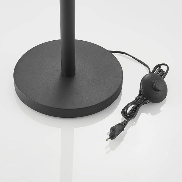 Detailansicht einer Stehleuchte mit Fußschalter und Stecker