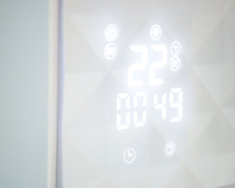 Digitalanzeige für Temperatur und Uhrzeit