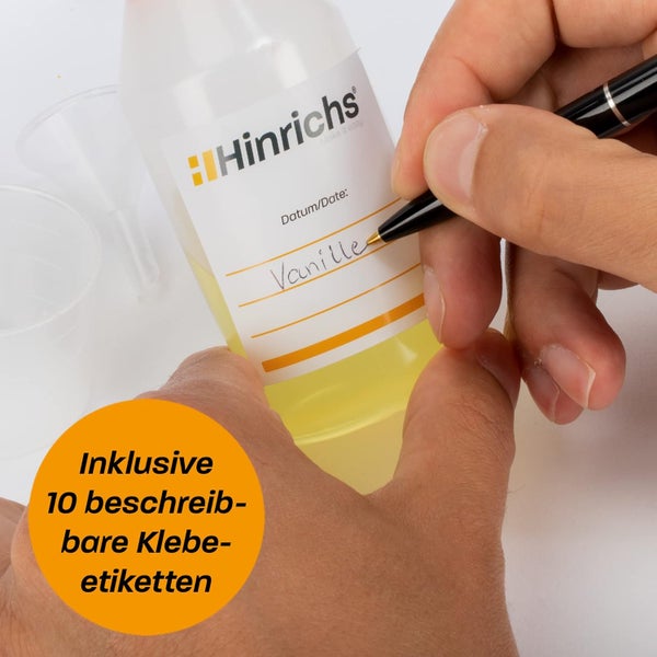 Hand beschriftet ein Klebeetikett auf einer Kunststoffflasche. Inklusive 10 beschreibbare Klebeetiketten. Hinrichs Logo.