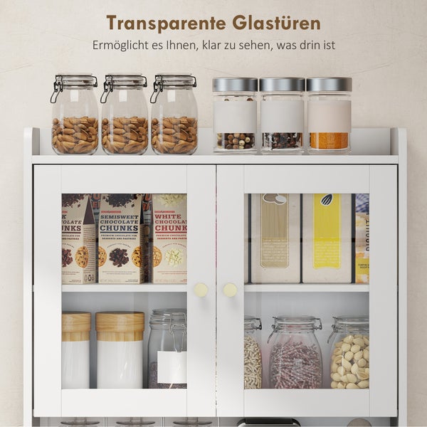 Weißer Küchenschrank mit transparenten Glastüren, gefüllt mit Vorratsgläsern und Lebensmitteln. Auf der Ablage stehen Gläser mit Mandeln und Nüssen.