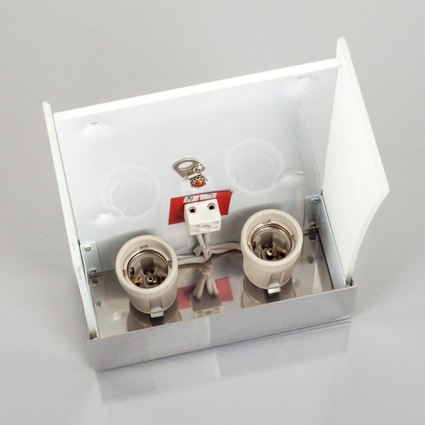 Wandleuchte mit zwei Fassungen zur Verwendung mit Leuchtmitteln