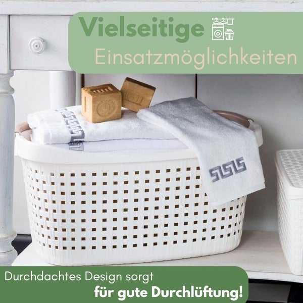 Wäschekorb aus Kunststoff mit Handtüchern und Seife