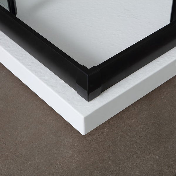 Detailansicht einer Duschkabine mit schwarzem Rahmen und weißer Duschwanne.