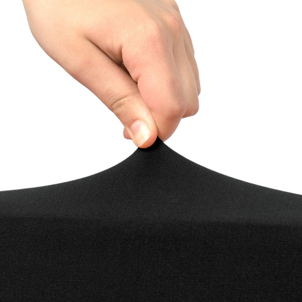 Hand dehnt schwarzen Stoff