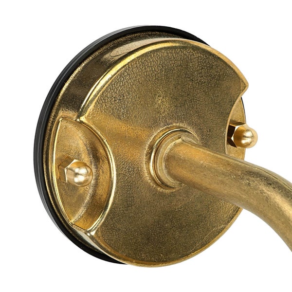 Aufsicht auf einen goldenen Waschbeckenablauf