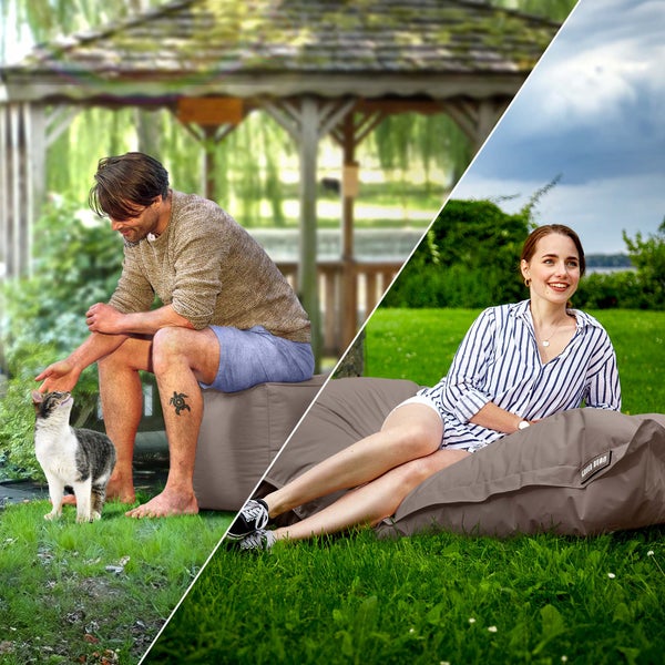 Mann und Frau entspannen auf einem Sitzsack im Garten.