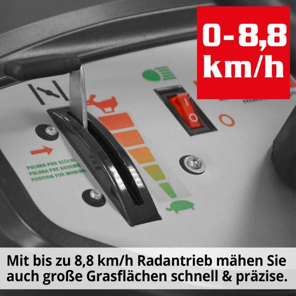 Detailansicht Bedienelemente Rasenmäher mit Geschwindigkeitsanzeige